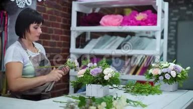 专业花艺师在花艺设计工作室用木盒整理精美的花艺作品